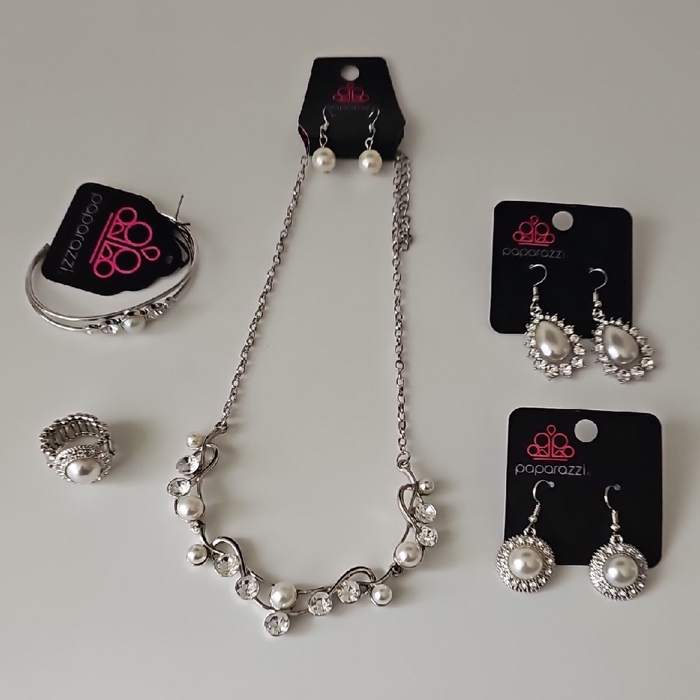Paparazzi Silver and Pearl Necklace Set